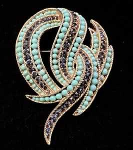 Vintage Trifari gold tone faux turquoise & Blue Sapphire Rhinestone brooch-784 - Picture 1 of 5