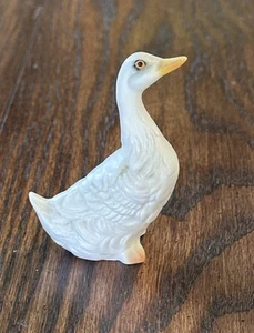 Estatuilla pequeña vintage de cerámica de pato ganso - Imagen 1 de 5