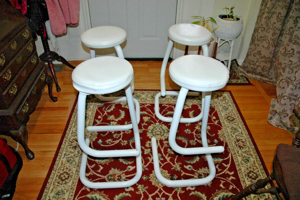 JUEGO DE 4 taburetes de bar Kinetics Mid Century modernos con clip de papel de metal blanco con reposapiés Foto 1 de 4