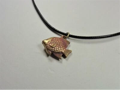 COLLAR COLGANTE CORDÓN CUERO NEGRO PEZ ÁNGEL ROJO Y DORADO NÁUTICO MODA PLAYA Foto 1 de 4