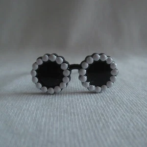 ¡NUEVO! Gafas de sol Barbie 2020 muñeca extra gafas blancas y negras accesorio de ropa - Imagen 1 de 2