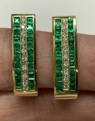 Pendientes de aro para mujer de esmeralda simulada de corte princesa de 3 quilates enchapados en oro amarillo de 14 quilates Foto 1 de 4