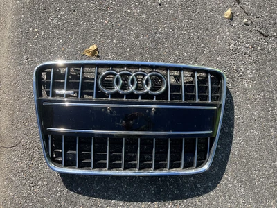 2010-2015 Audi Q7 conjunto completo de grade superior com sensores de estacionamento e acabamento - Imagem 1 de 4
