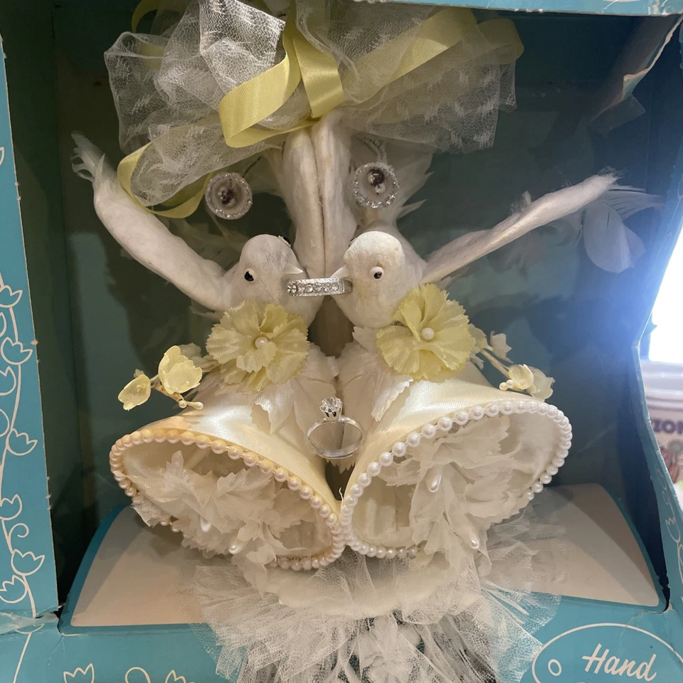 ANILLOS FLORES SOMBRERERÍA CAMPANAS PALOMAS ADORNO PASTELERÍA COSTA VINTAGE Foto 1 de 4