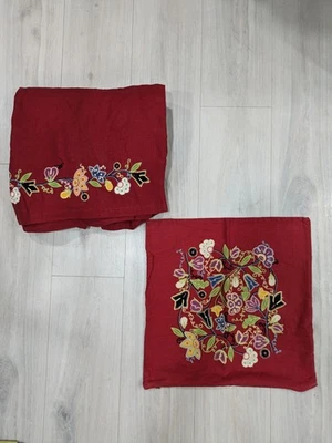 Falda de cama completa y funda de almohada Pottery Barn roja bordada crewel floral de lino Foto 1 de 4