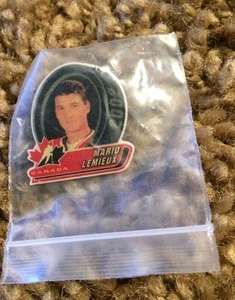 Alfiler de solapa Canadá 2002 disco de hockey de colección Mario Lemieux - ¡Envío rápido! - Imagen 1 de 2