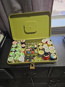 Vintage Avacado grün Nähen Kunststoff Box mit Inhalt - Bild 1 von 4