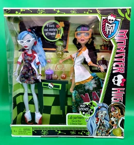 2012 Monster High Mad Science Lab Partners CLEO DE NILE & GHOULIA YELPS NIB NRFB - Picture 1 of 2