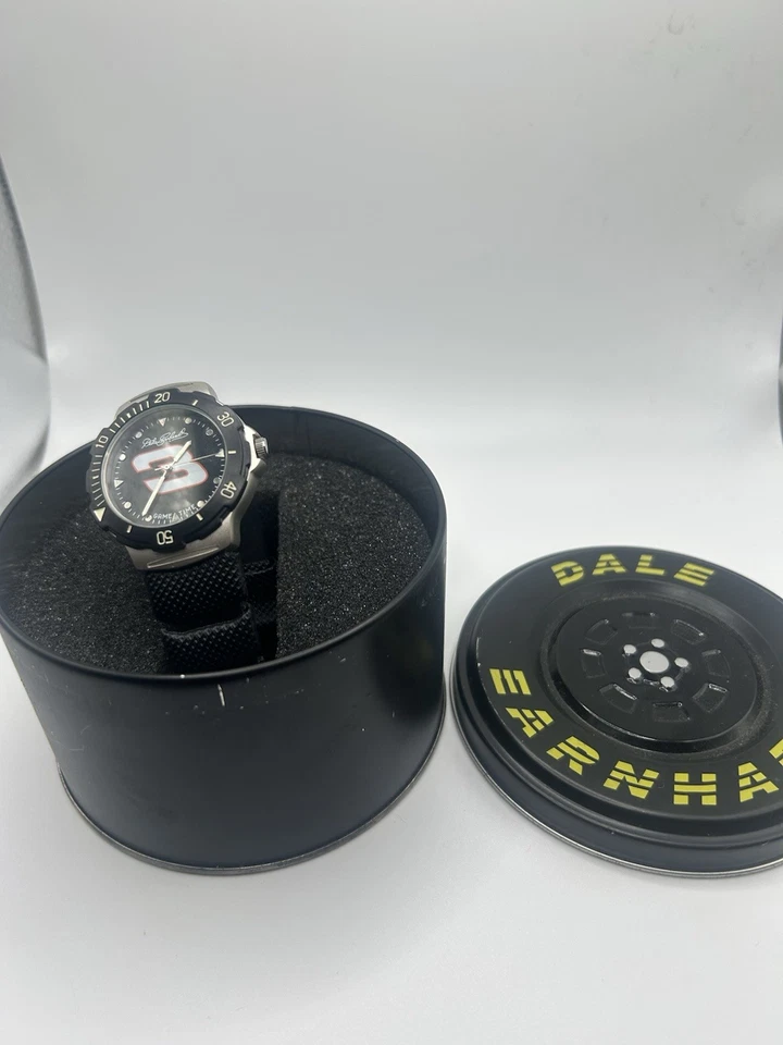 Reloj Dale Earnhardt en rueda de carreras de metal estaño negro en caja original Foto 1 de 2