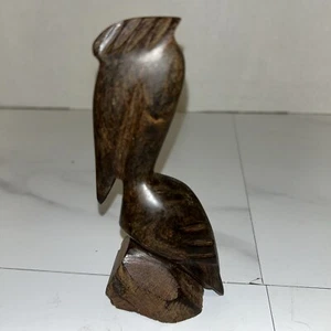 Kleiner Eisenholz Pinguin sitzt auf einem Baumstumpf 5” H x 2,5” L - Bild 1 von 3