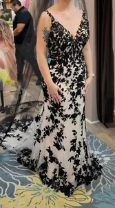 Black and white Allure Bridals 9808 unaltered size 14 wedding dress - Picture 1 of 3