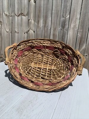 Cesta de paja tejida con asas de madera, incrustación roja, marrón 15 x 14 vintage genial Foto 1 de 4