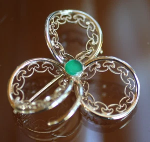 de colección:*PIN TRÉBOL DE 3 HOJAS DE PIEDRA CENTRAL VERDE RELLENO ORNAMENTADO TONO DORADO:* - Imagen 1 de 6