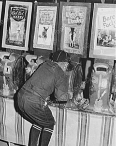 Boy Enjoys Peep Show Wiggling Wonders 8x10 Reprint Of Old Photo - Picture 1 of 1