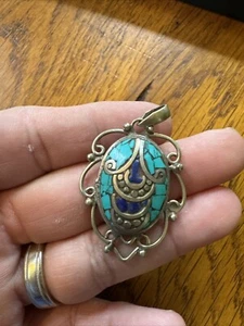 Hermosa piedra tibetana multicolor con colgante vintage de latón - Imagen 1 de 12