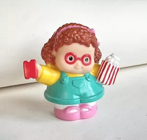 FISHER PRICE LITTLE PEOPLE Maggie mit Film Popcorn & Ticket - Bild 1 von 3