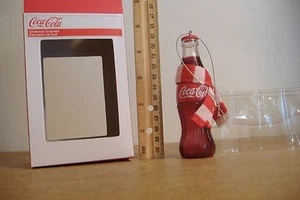 ~NUOVO~BOTTIGLIA COCA-COLA CON SCIARPA~ORNAMENTO AQUILA KURT~ - Foto 1 di 2