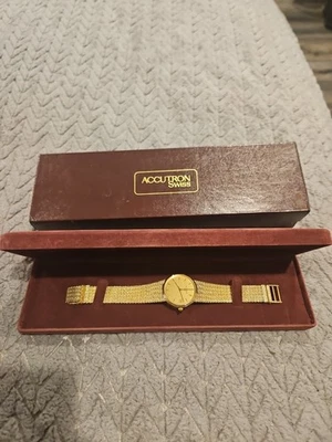 Швейцарские часы Accutron P2 с золотым ремешком 10300578 с металлическим ободком и задней панелью из нержавеющей стали - Изображение 1 из 4