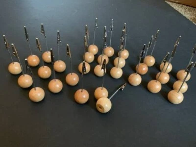 Juego de 30 tarjeteros redondos con base de madera con clips Foto 1 de 3