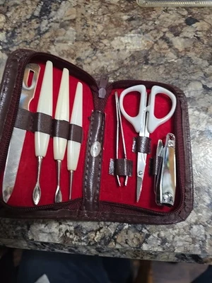 Kit de manicura vintage en estuche de cuero con cremallera  Foto 1 de 4
