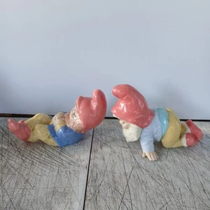 Statua in ceramica dipinta a mano gnomo da giardino che dorme anni 70 arte vintage coppia striscianti - Foto 1 di 6