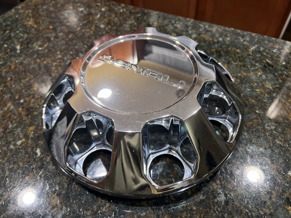 NICE! 2015-2019 GMC SIERRA DENALI 2500 3500 HD HUB CENTER WHEEL CAP CHROME - Image 1 of 2