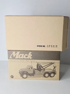 First Gear - 1960 B-61 Mack Tow Truck Texaco Expressway 1:34 Diecast #19-2218 - Picture 1 of 12
