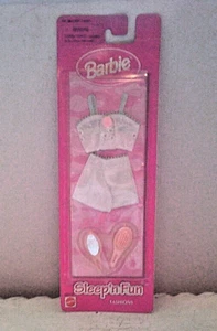 MATTEL BARBIE SLEEP AND FUN FASHIONS CLOTHES AND ACCESSORIES NIOP - Picture 1 of 2