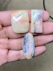 Rosa Opal Cabochon lose Edelstein Mix Form glatter Stein 70,20 ct. - Bild 1 von 3