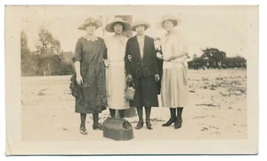 Woman About To Take Her Leave Says Goodbye & Farewell To Family Snapshot Photo - Picture 1 of 2