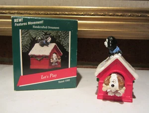 Adorno de sello vintage 1989 Let's Play Cat On Top Of Dog House hecho a mano - Imagen 1 de 12