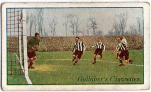 GALLAHER CIGARETTE CARD FOOTBALLERS IN ACTION 1928 No.12 CORINTHIANS V NEWCASTLE - Picture 1 of 2