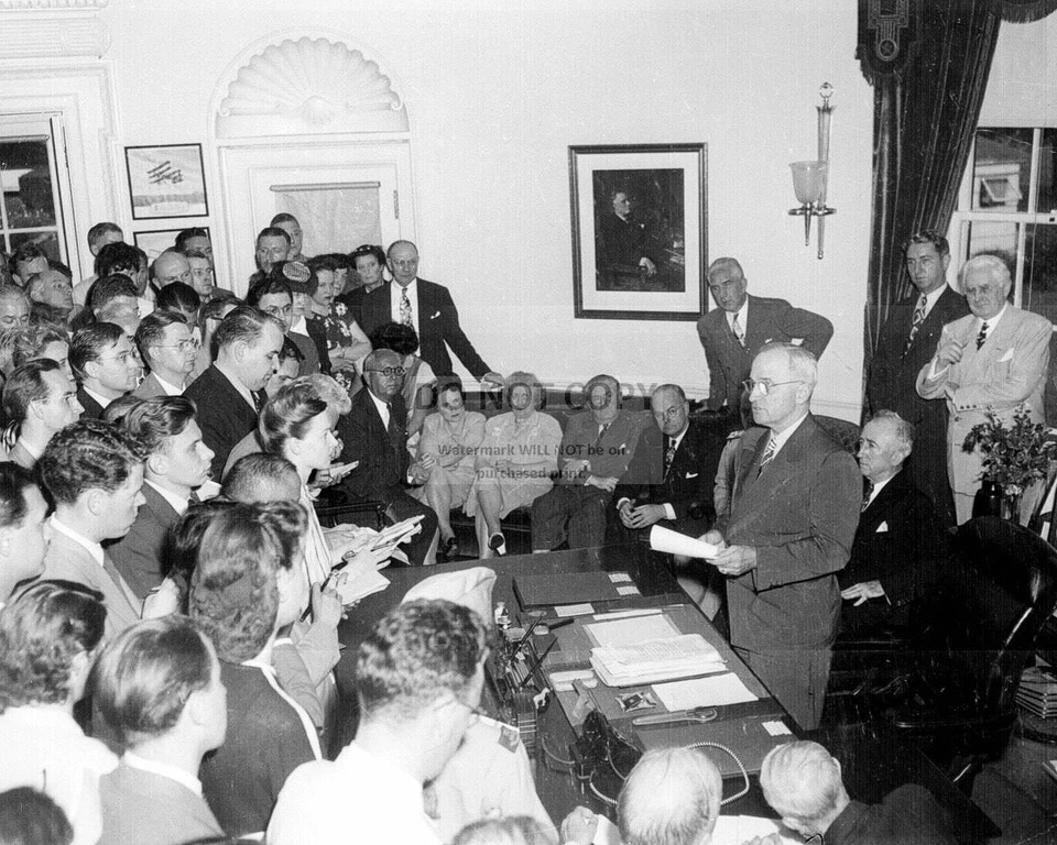 FOTO DE HARRY S. TRUMAN ANUNCIA LA RENDICIÓN DE JAPÓN EN 1945 - 8X10 (ZZ-201) Foto 1 de 1