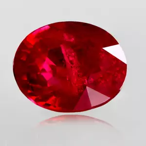Colore sangue di piccione rosso vivo ovale naturale certificato GIA 2,60 CTW - Foto 1 di 6