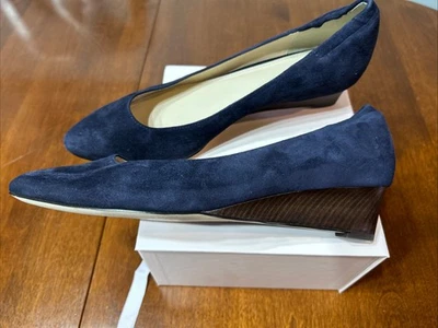 Zapatos de salón Cole Haan punta almendra, cuña baja gamuza, azul marino 8,5, usados en excelente estado Foto 1 de 4