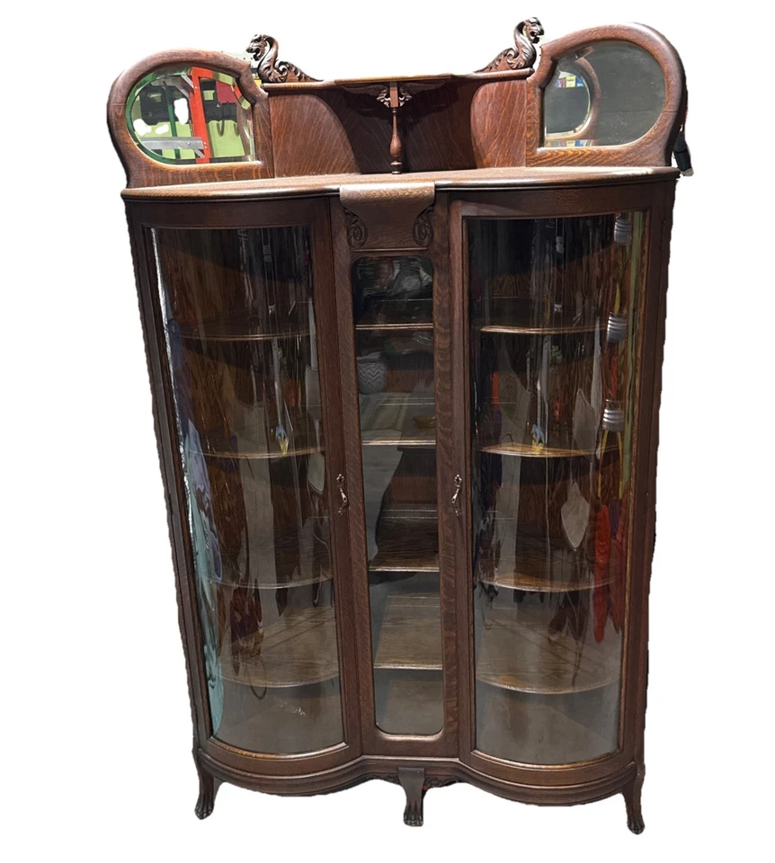  Antiguo gabinete de curiosidades esquina roble tigre. Detalles ornamentados, puertas curvas de cristal. Foto 1 de 4