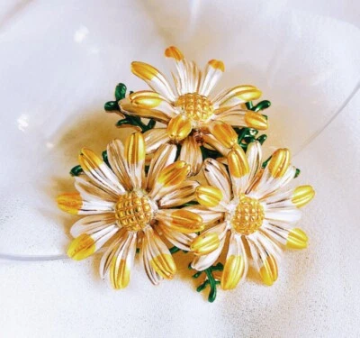 ИЗЯЩНЫЙ женщин девочка эмаль белый и золотой маргаритки цветок шарф шаль брошь заколка - Изображение 1 из 4
