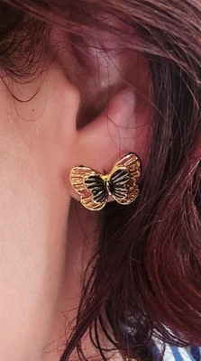Hermosos aretes rellenos de oro esmaltados negros en forma de mariposa de alta calidad Foto 1 de 4