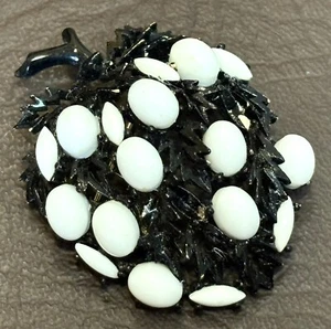 SELTENE Krone Trifari weiß Lucite schwarz Emaille Obst Vintage Brosche LESEN - Bild 1 von 8