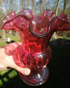 Jarrón vintage de vidrio Fenton rojo arándano 6,75" borde volante patas con pegatina - Imagen 1 de 7