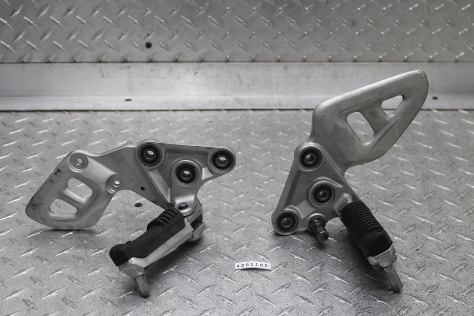 Juego de estriberas delanteras Suzuki Hayabusa GSX1300R 2004 43510-24F00 43521-24F00 Foto 1 de 4