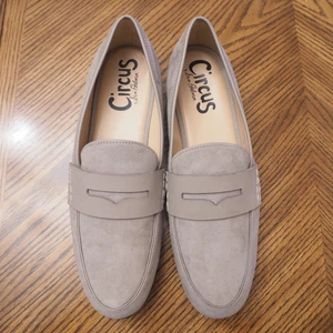 New CIRCUS by Sam Edelman TANNER Taupe Fabric Flat Penny Loafer Shoes Size 9.5M - Picture 1 of 4