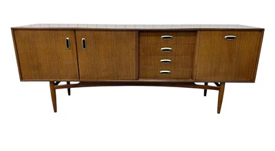 Aparador moderno Mid-Century de nogal G-Plan Foto 1 de 4