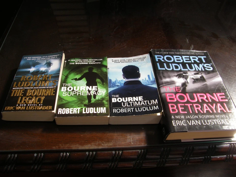 The Bourne Trilogy - paperback Robert Ludlum Foto 1 de 1