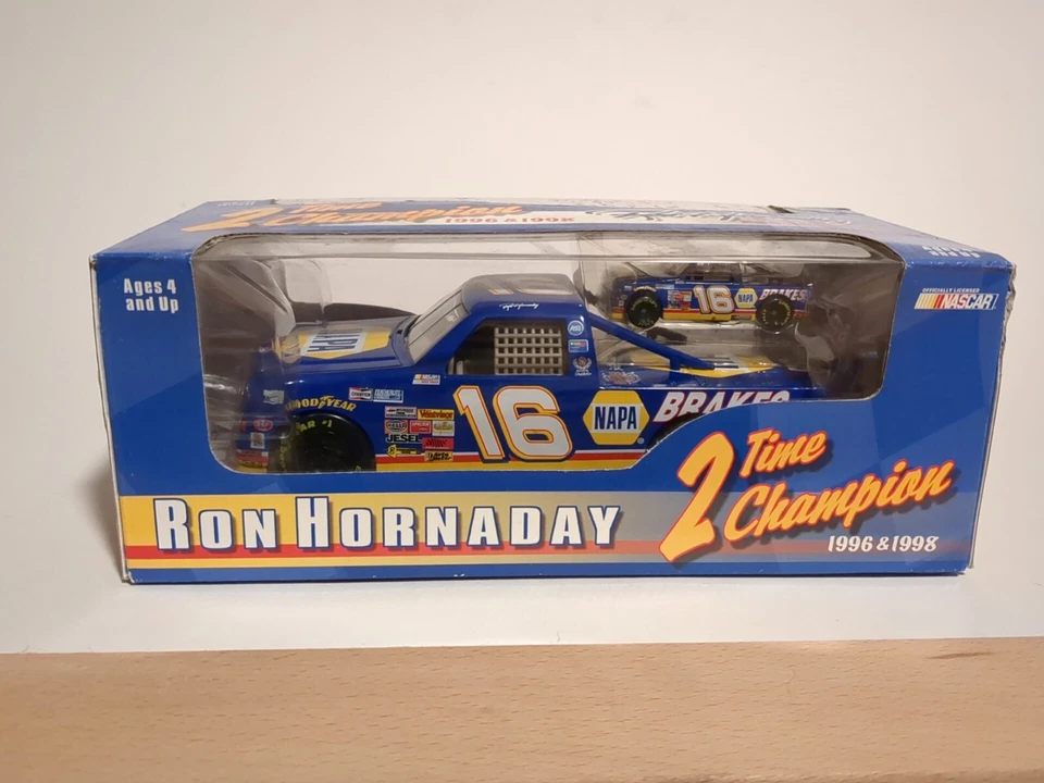 Camión de carreras Ron Hornaday Jr 1:24 acción #16 Napa 1996 Chevrolet Foto 1 de 1