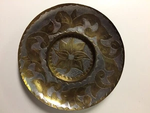 Plato Colgante Vintage Grande 9.5" Metal Hecho a Mano Grabado Flores Pétalos Decoración B3 - Imagen 1 de 12