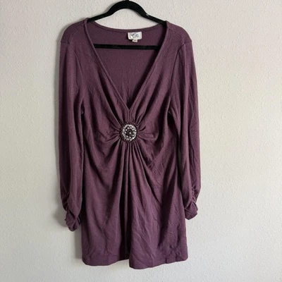 Suéter túnica tejido beige by eci para mujer mediano púrpura con cuentas acanaladas cuello en V Foto 1 de 4
