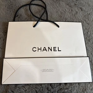 NEW CHANEL Gift Bag Shopping Bag Size: 10" Wide x 8" Height x 3" Depth Authentic - Bild 1 von 5