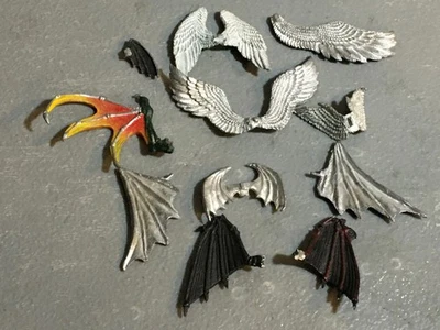 A32497 LOTE DE BROCAS MINIATURAS DE METAL DESCONOCIDAS ALAS DE FANTASÍA DRAGÓN DEMONIO ÁNGEL Foto 1 de 4