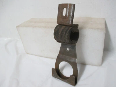 Mopar новый из старых запасов 1966 Dodge Chrys C-Body 440cu в 4 барр. Frt T/Pipe поддерживающий зажим 2823460 - Изображение 1 из 4